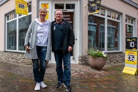 Die Eheleute Griesfeller heute vor ihrem Tabakladen „Tabakum“ in der Rodergasse in Idstein. Besonderheit des Tabakladens: Ein begehbarer Humidor für exklusive Zigarren. Patricia Bastian-Geib