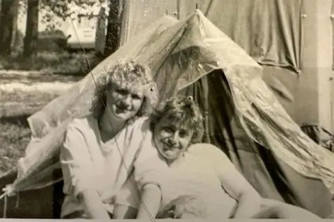 Britt und Mike Griesfeller bei einem Pfingstausflug an der Talsperre Kelbra in der Nähe des Kyffhäusergebirges in der ehemaligen DDR in1988. Patricia Bastian-Geib
