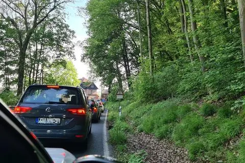 Stau am Lahnbahnhof in Leun. Wegen des Verlegens von Glasfaserleitungen ist die Strecke derzeit nur einspurig befahrbar.