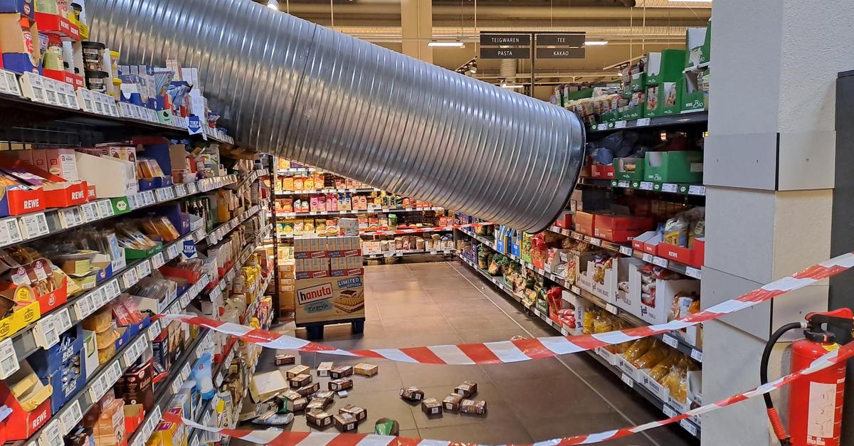 Lüftungsrohr fällt in Mainzer Rewe von der Decke