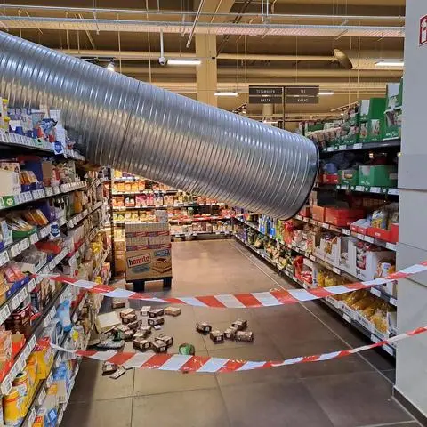 Im Mainzer Rewe-Supermarkt in der Rheinallee ist ein Lüftungsrohr auf die Regale geknallt.
