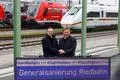 Sperrungs-Ende: Minister Wissing lässt Riedbahn wieder rollen - Nach fünfmonatiger Vollsperrung soll es auf der Riedbahn wieder Fahrsignale für den Zugverkehr geben. Damit endet die erste Korridor-Gesamtsanierung, die zum Modell für die Neuaufstellung der Deutschen Bahn werden soll. Verkehrsminister Wissing und Bahn-Chef Lotz kommen nach Gernsheim, um die Strecke freizugeben. Was die Sperrung und ihre Begleiterscheinung für die Region bedeuteten.  Verkehrsminister Volker Wissing und DB-Chef Richard Lutz drücken den Buzzer.