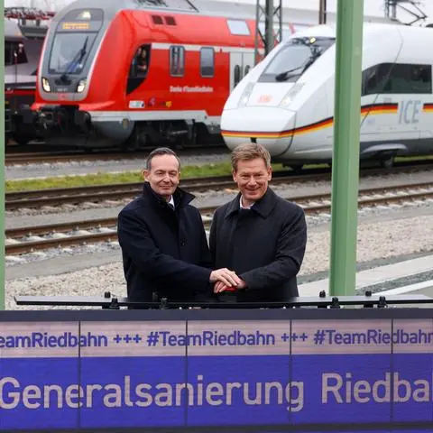 Sperrungs-Ende: Minister Wissing lässt Riedbahn wieder rollen - Nach fünfmonatiger Vollsperrung soll es auf der Riedbahn wieder Fahrsignale für den Zugverkehr geben. Damit endet die erste Korridor-Gesamtsanierung, die zum Modell für die Neuaufstellung der Deutschen Bahn werden soll. Verkehrsminister Wissing und Bahn-Chef Lotz kommen nach Gernsheim, um die Strecke freizugeben. Was die Sperrung und ihre Begleiterscheinung für die Region bedeuteten.  Verkehrsminister Volker Wissing und DB-Chef Richard Lutz drücken den Buzzer.