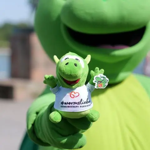 Wormel, das Maskottchen der Stadt Worms, gibt es ab 30. August nun auch als kleinen Plüsch-Drachen auf dem Backfischfest und in der Tourist Info.
