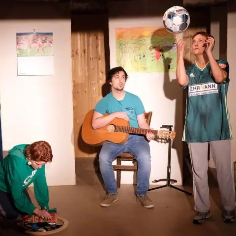 Gelungene Premiere des Stücks „Wer bin ich?“ beim Kartenhausensemble in Strinz-Margarethä - das liegt vor allem an den Darstellerinnen und Darstellern (von links): Fabienne Köhler, Sebastian Kroll und Tanja Prüll. Nicht im Bild:  Nicolas Baciero.