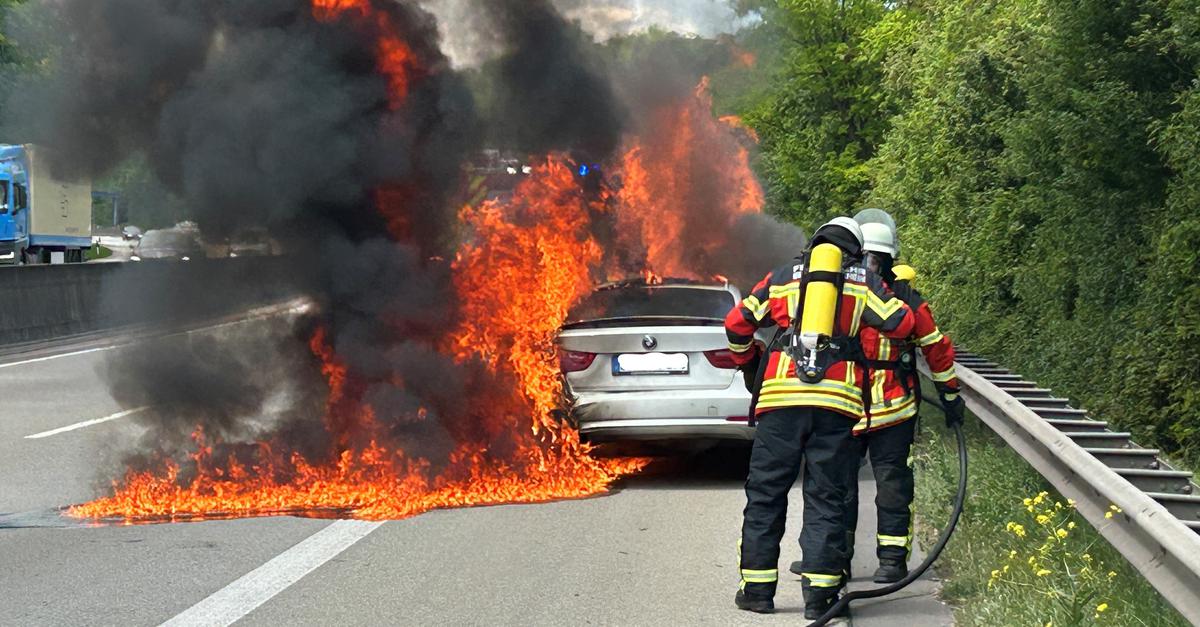 Auto brennt auf der A61 bei Waldalgesheim