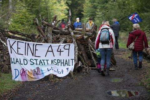 «Keine A49» steht auf einem Transparent an einer Barrikade, die von Waldbesetzern auf einem Weg errichtet wurde. Hunderte Aktivisten protestieren hier seit Monaten gegen die Rodung des Dannenröder Forsts und den politisch umstrittenen Weiterbau der Autobahn 49. Foto: dpa