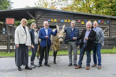 Der Tod von Therapiepferd Emi hat im Sommer eine Lücke in das Riedstädter Tierhaus gerissen. Mittlerweile ist Ersatz gefunden. Pocahontas heißt die neue Stute. Jetzt wurde sie offiziell vorgestellt. Von links: Dr. Annette Duve, Klinikdirektorin der Riedstädter Kinder- und Jugendklinik , Mirjam Berker, Diplom Sozialpädagogin in der tiergestützten Therapie, Pedro Torres, Präsident des Lions Club Groß-Gerau, Matthias Martiné, Vorstand der Stiftung „Hoffnung für Kinder“, Konrad Lichtefeld, Vorstandsvorsitzender des Lions Club Groß-Gerau und Hans-Peter Born, Schatzmeister des Lions Club Groß-Gerau. 