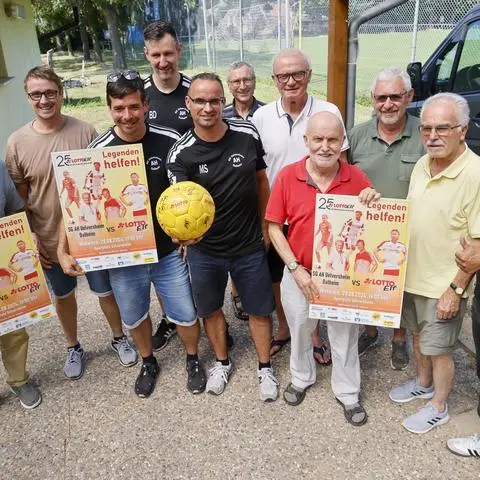 Benefizveranstaltung TSV Uelversheim 1910 e.V. Uelversheim: PK Benefizfußballspieles der Alten Herren Uelversheim/Dalheim gegen die LottoElf zugunsten Goal für Johannes (am 28.8.)  #Vorbericht   
vlnr.: Hermann-Josef Ganser, Thomas Bucher, Carsten Strauß, Björn Desch, Michael Schilling, Jürgen Walter,
Hans-Peter Briegel, Gerhard Hölzer, Ernst Braner, Reinhard Kissinger, Edgar Schmitt
Foto: Stefan Sämmer/hbz 12.08.2024