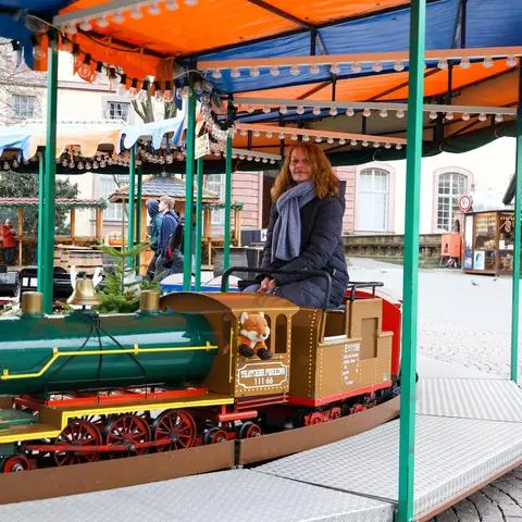 Weihnachtsmarkt: Traditionsstände -  Am längsten dabei ist Unterköflers Kindereisenbahn auf dem Friedensplatz: Auf der historischen Kindereisenbahn sind Generationen von Darmstädter Kindern mitgefahren. Ein Porträt. Hier Inhaberin Inge Unterköfler auf einer Lok.