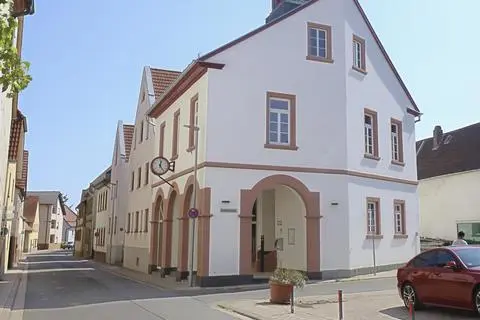 Der Haussegen überm Rathaus der Ortsgemeinde Monsheim hängt seit einem halben Jahr einigermaßen schief. (Archiv)