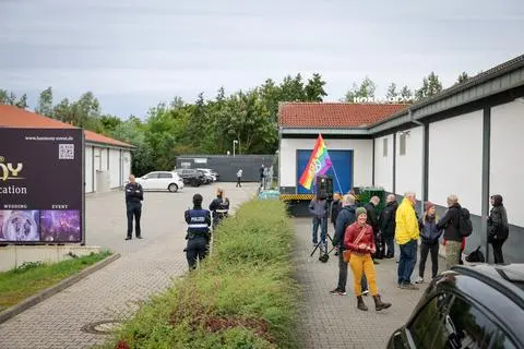 Einsatzkräfte der Polizei sowie Teilnehmer der Gegendemo am Veranstaltungsort des Ken-Jebsen-Auftritts in Bodenheim.