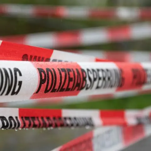 ARCHIV - 15.04.2023, Sachsen, Dresden: Absperrband der Polizei sperrt den Durchgang zu der Fundstelle einer Weltkriegsbombe. In Wiesbaden verzögern sich die Arbeiten wegen Problemen bei der Evakuierung. (zu dpa: «Nach Bombenfund in Wiesbaden: Probleme bei Evakuierung») Foto: Sebastian Kahnert/dpa +++ dpa-Bildfunk +++