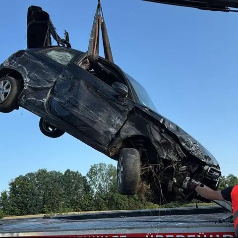 Zwei junge Männer haben sich bei einem Unfall auf der B49 bei Beselich-Heckholzhausen schwer verletzt.