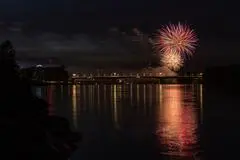 Feuerwerk Backfischfest, mit Nibelungenbrücke im Vordergrund und Spiegelung im Rhein, Worms
Foto: Marc Braner / pakalski-press