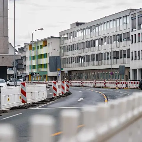 Die Baustelle im Karl-Kellner-Ring in Wetzlar besteht nun bald ein Jahr. Die Stadt hat jetzt einen Plan vorgelegt, wie der Verkehr künftig geführt werden soll.
