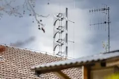 Derzeit wird in Mainz das Netz an Warnsirenen ausgebaut und modernisiert. Oberbürgermeister Nino Haase und der Amtsleiter der Mainzer Feuerwehr Martin Spehr nehmen nun die erste neue Sirene in Ebersheim offiziell in Betrieb. Foto: Sascha Kopp / VRM Bild