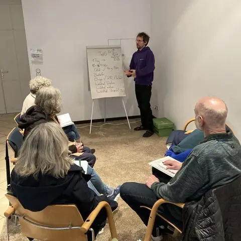 Das erste Planungstreffen für den „Tag der Gesundheit“ im Zukunftsdorf Waldhof findet in Präsenz statt, hier  mit Kai Krüger, Arzt und Leiter des Gesundheitskreises. Das kommende Treffen am Samstag ist online. 