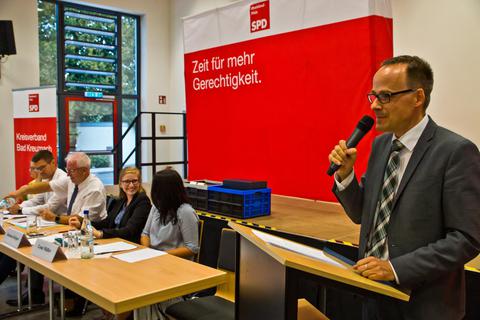 Der wiedergewählte SPD-Kreisvorsitzende und Landtagsabgeordnete Denis Alt forderte dazu auf, die erreichten Erfolge der Partei zu vermitteln, damit sie wieder Wahlen gewinnen könne. Foto: Wolfgang Bartels
