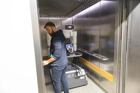 Wiesbaden: Umzug der HSK in den Klinikneubau Tag 1 - DaVinci OP-Roboter  - 