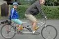 So gehts auch: Papa strampelt und Junior ruht sich auf dem Tandem aus.