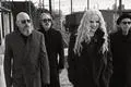 HANDOUT - 26.05.2025, Großbritannien, ---: Die Band Garbage veröffentlicht ihr achte Album "Let All That We Imagine Be The Light". v.l. Steve Marker, Butch Vig, Shirley Manson, Duke Erikson. Foto: Joseph Cultice/BMG/dpa - ACHTUNG: Nur zur redaktionellen Verwendung im Zusammenhang mit der aktuellen Berichterstattung und nur mit vollständiger Nennung des vorstehenden Credits +++ dpa-Bildfunk +++