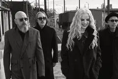 HANDOUT - 26.05.2025, Großbritannien, ---: Die Band Garbage veröffentlicht ihr achte Album "Let All That We Imagine Be The Light". v.l. Steve Marker, Butch Vig, Shirley Manson, Duke Erikson. Foto: Joseph Cultice/BMG/dpa - ACHTUNG: Nur zur redaktionellen Verwendung im Zusammenhang mit der aktuellen Berichterstattung und nur mit vollständiger Nennung des vorstehenden Credits +++ dpa-Bildfunk +++
