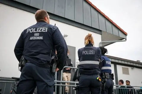 Einsatzkräfte der Polizei am Veranstaltungsort des Ken-Jebsen-Auftritts in Bodenheim.