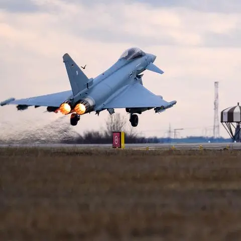 Ein deutscher Eurofighter startet auf einem Flugplatz.
