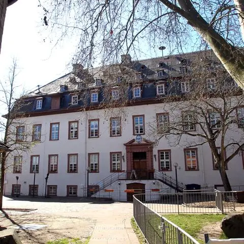 VG Rhein-Selz schließt ihr Bürgerbüro in Guntersblum
VG Rhein-Selz/Guntersblum: Die VG Rhein-Selz schließt das Bürgerbüro in Guntersblum zum 1.5. Bürger können Pass, Fischereischein und Co. ab dann nur noch in Oppenheim beantragen. In Guntersblum soll stattdessen das Tourismus Service Center der VG einziehen.                                                       Foto:HBZ/Jörg Henkel No Model Release