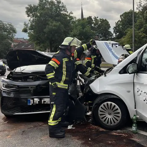 Auf der Biebricher Allee in Wiesbaden sind am Freitagabend zwei Fahrzeuge frontal zusammengestoßen. 