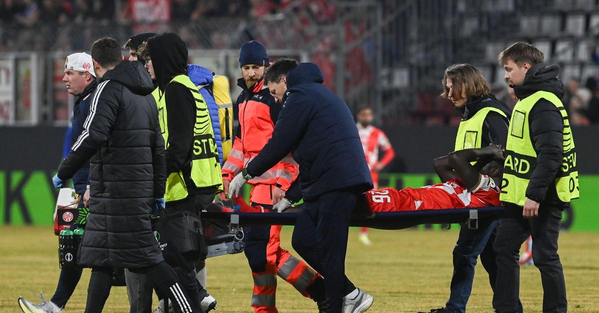 Shocking moment for Mainz 05 striker Silas: Suspected broken shinbone