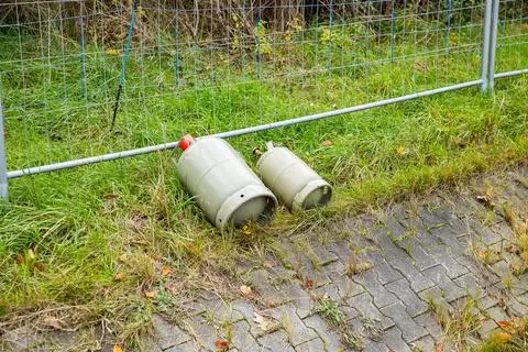 Auch zwei Gasflaschen wurden bei dem Unfall auf die Autobahn geschleudert.