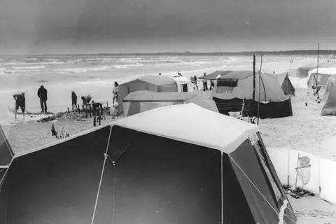 Der Prerower Zeltplatz am Strand. Foto: Hans Parczyk/Darß-Museum Prerow