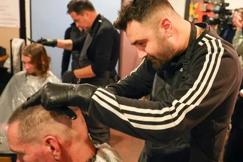 Zum Fest gehört, dass Friseur Antonio, der mit sechs Kollegen zum Haareschneiden anrückt.