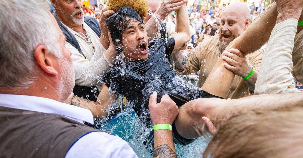 Johannisnacht: Gautschen in Mainz – Junge Mediengestalter setzen Tradition ...