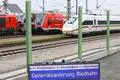 Sperrungs-Ende: Minister Wissing lässt Riedbahn wieder rollen nach fünfmonatiger Vollsperrung. Züge warten am Bahnhof Gernsheim auf den Startschuss.