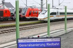 Sperrungs-Ende: Minister Wissing lässt Riedbahn wieder rollen nach fünfmonatiger Vollsperrung. Züge warten am Bahnhof Gernsheim auf den Startschuss.