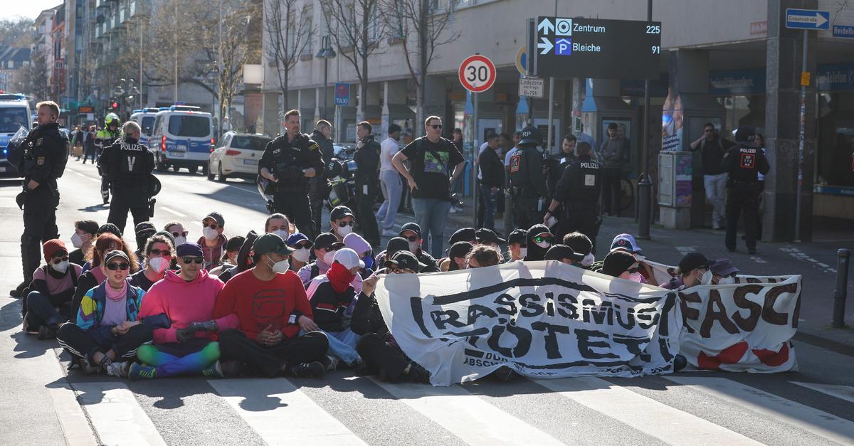 Gegendemonstranten blockieren rechten Protestmarsch in Mainz