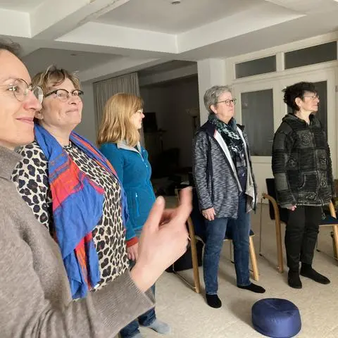 Beim Schnuppertreffen am Waldhof in Elgershausen sprechen die Teilnehmer über besondere Naturerlebnisse (v. l.): Katja Beigang, Irmhild Fischer, Gudrun Lorenz, Christina Sedlaczek und Dorothee Gissel. 