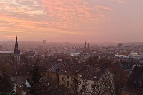 Blick von einem Balkon über die Dächer von Wiesbaden. Die Facebook-Gruppe "View from my window" erfreut sich auf der ganzen Welt großer  Beliebtheit - auch bei zahlreichen Nutzern der Region.  Foto: Matthias Lück / Facebook