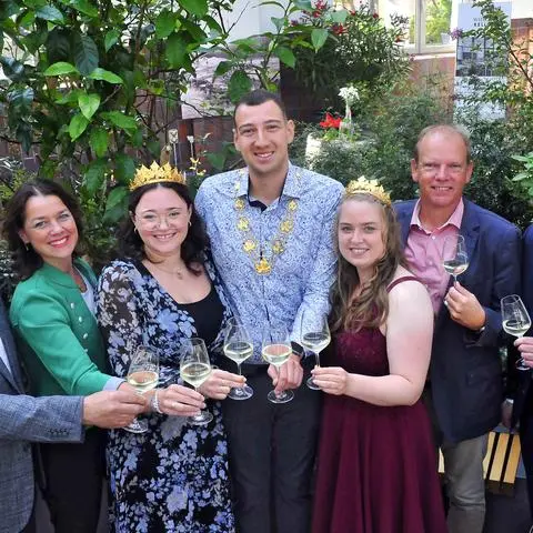 inloka Empfang der WeinmajestŠten im Winzerkeller, von links Erwin Malkmus, BŸrgermeisterin Eveline Breyer, MajestŠten Laura Schlšsser, Levin McKenzie und Katja Klemmer sowie Christoph Burkhard und Bernd Kern, Foto: Thomas Schmidt