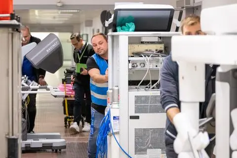 Wiesbaden: Umzug der HSK in den Klinikneubau Tag 1 - DaVinci OP-Roboter  - 