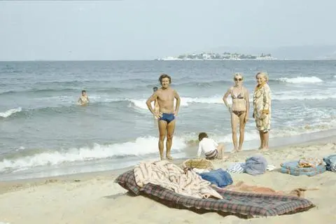 Die Familie hat sich einen Platz in der ersten Reihe am Goldstrand gesichert. Foto: Heidrun Braun