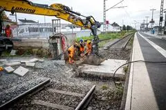 Etwa die Hälfte der vorgesehenen Zeit für die Generalsanierung der Riedbahn ist verstrichen.