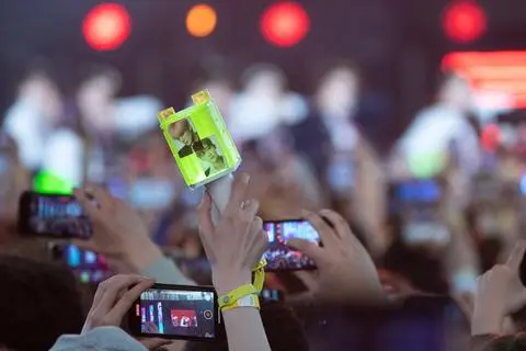 Ein Fan hält während des K-Pop-Mega-Festivals "KPOP.FLEX" im Deutsche Bank Park ein elektronisches Licht hoch. Es handelt sich um das größte K-Pop-Festival mit koreanischer Pop-Musik in Europa. +++ dpa-Bildfunk +++