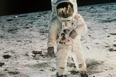 Spaziergang auf dem Erdtrabanten: Der US-Astronaut Edwin Aldrin wird von seinem Kollegen Neil Armstrong (er ist im verspiegelten Visier zu erkennen) bei seinen ersten Schritten auf dem Mond fotografiert. Archivfoto: Nasa/dpa 