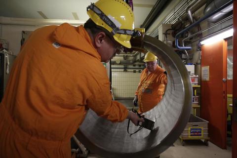 Arbeiter messen die Strahlung an der Innenseite eines Rohres, das einst zum Primärkreislauf des Atomkraftwerks Mülheim-Kärlich gehörte. Foto: André Hirtz   Foto: André Hirtz 