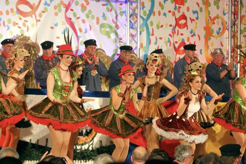 Die Damen vom Ballett „Fit 4 Dance“ des Finther Turnvereins kommen mit getanzten Jagdszenen auf die Bühne.  Foto: hbz/Jörg Henkel  Foto: hbz/Jörg Henkel