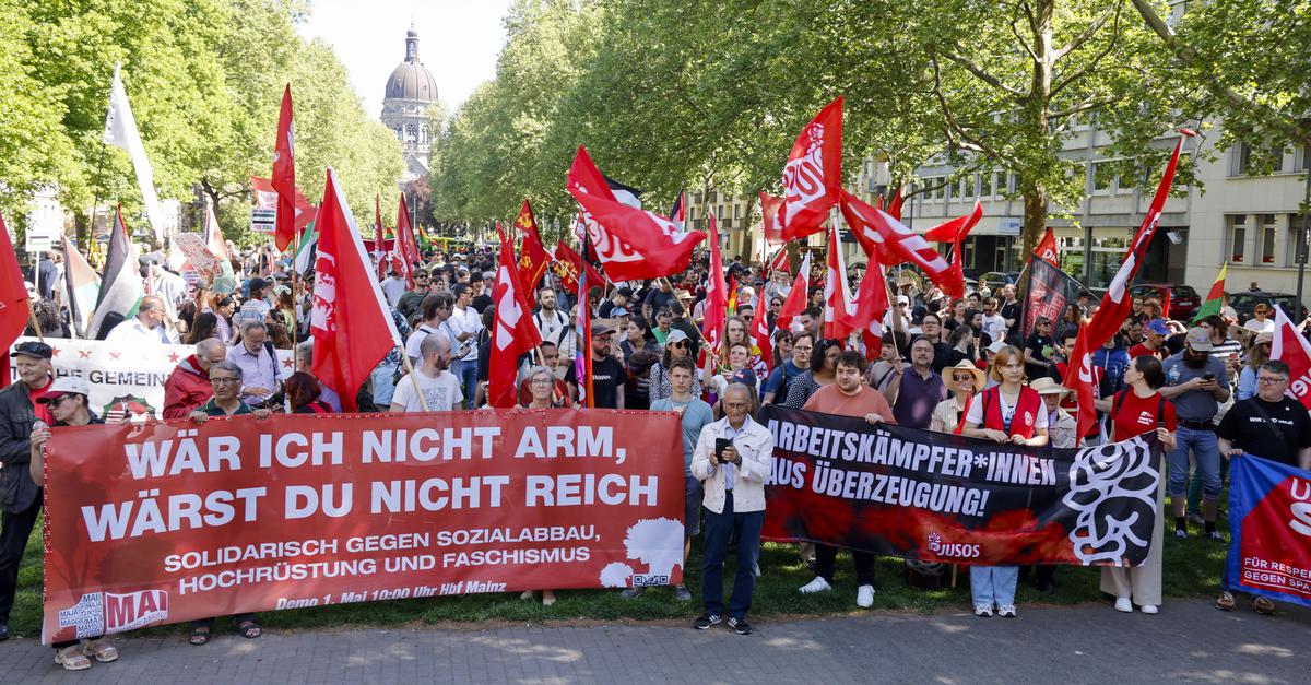 Hunderte Menschen demonstrieren am 1. Mai in Mainz